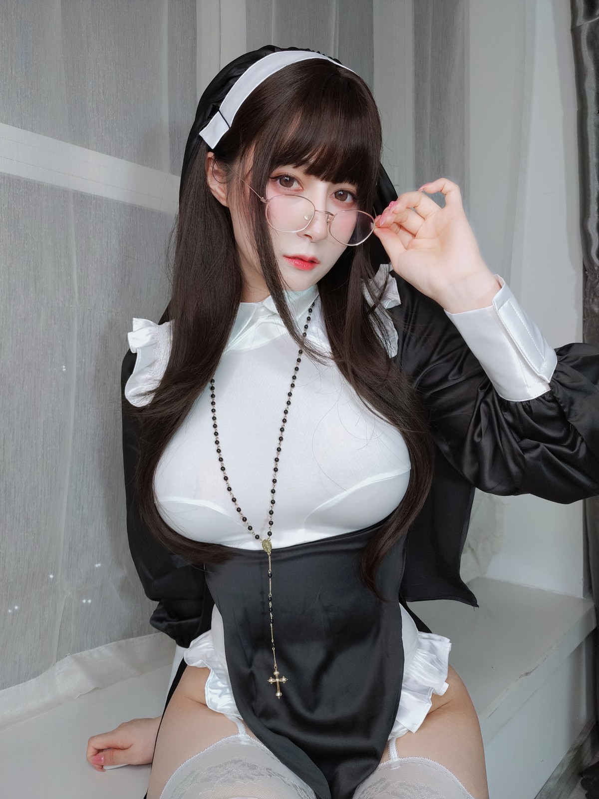 xgyw.top_Coser小姐姐白银修女主题黑白修女服配蕾丝吊袜半脱露豪乳血滴子遮点诱惑写真143P