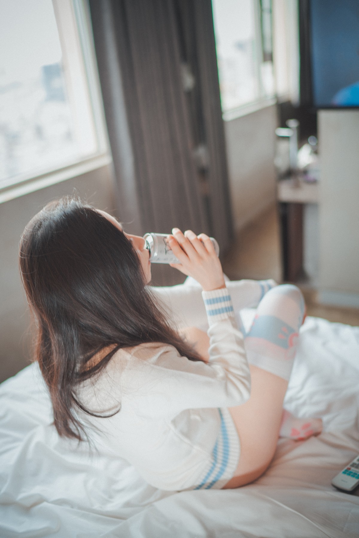 xgyw.top_[DJAWA]No.201_模特BamBi_Homebody Girl主题私房床上半脱秀完美身材诱惑写真50P