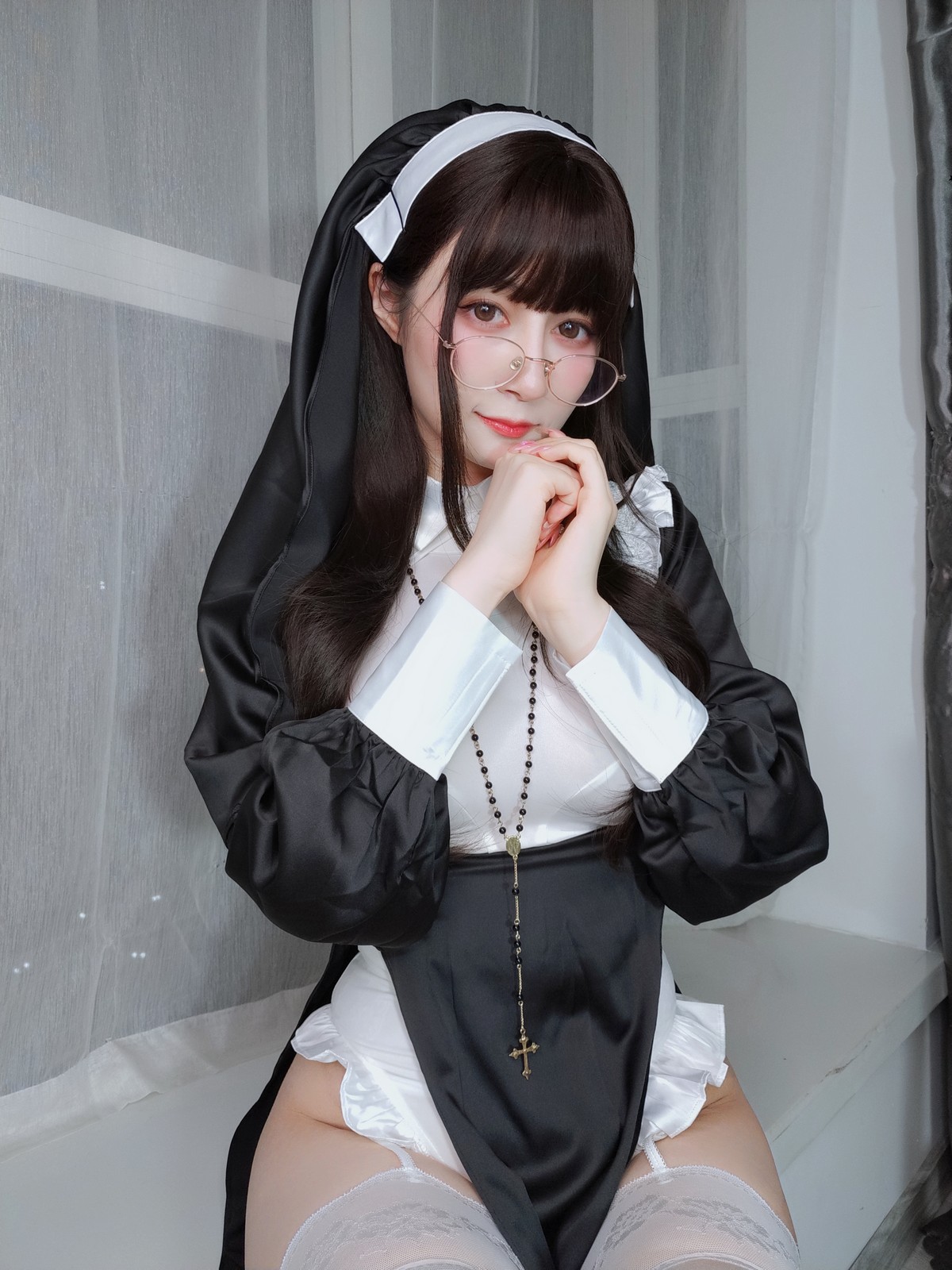 xgyw.top_Coser小姐姐白银修女主题黑白修女服配蕾丝吊袜半脱露豪乳血滴子遮点诱惑写真143P