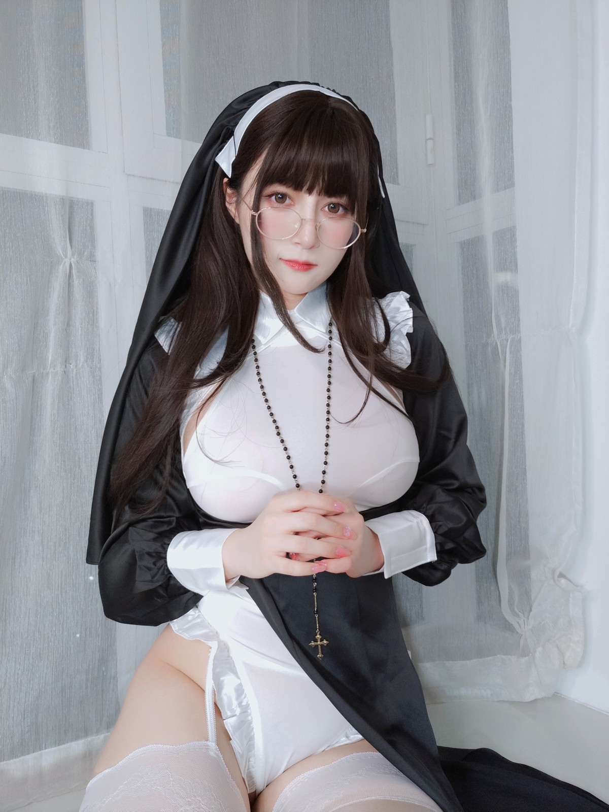 xgyw.top_Coser小姐姐白银修女主题黑白修女服配蕾丝吊袜半脱露豪乳血滴子遮点诱惑写真143P