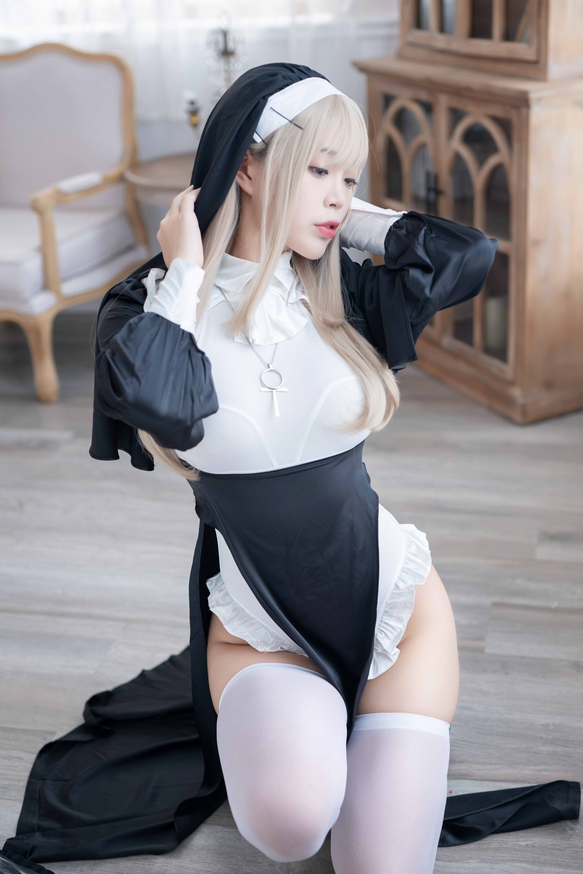 xgyw.top_萌系小姐姐白烨禁x欲修女主题性感黑白服饰配白丝袜秀翘臀美腿撩人诱惑写真78P