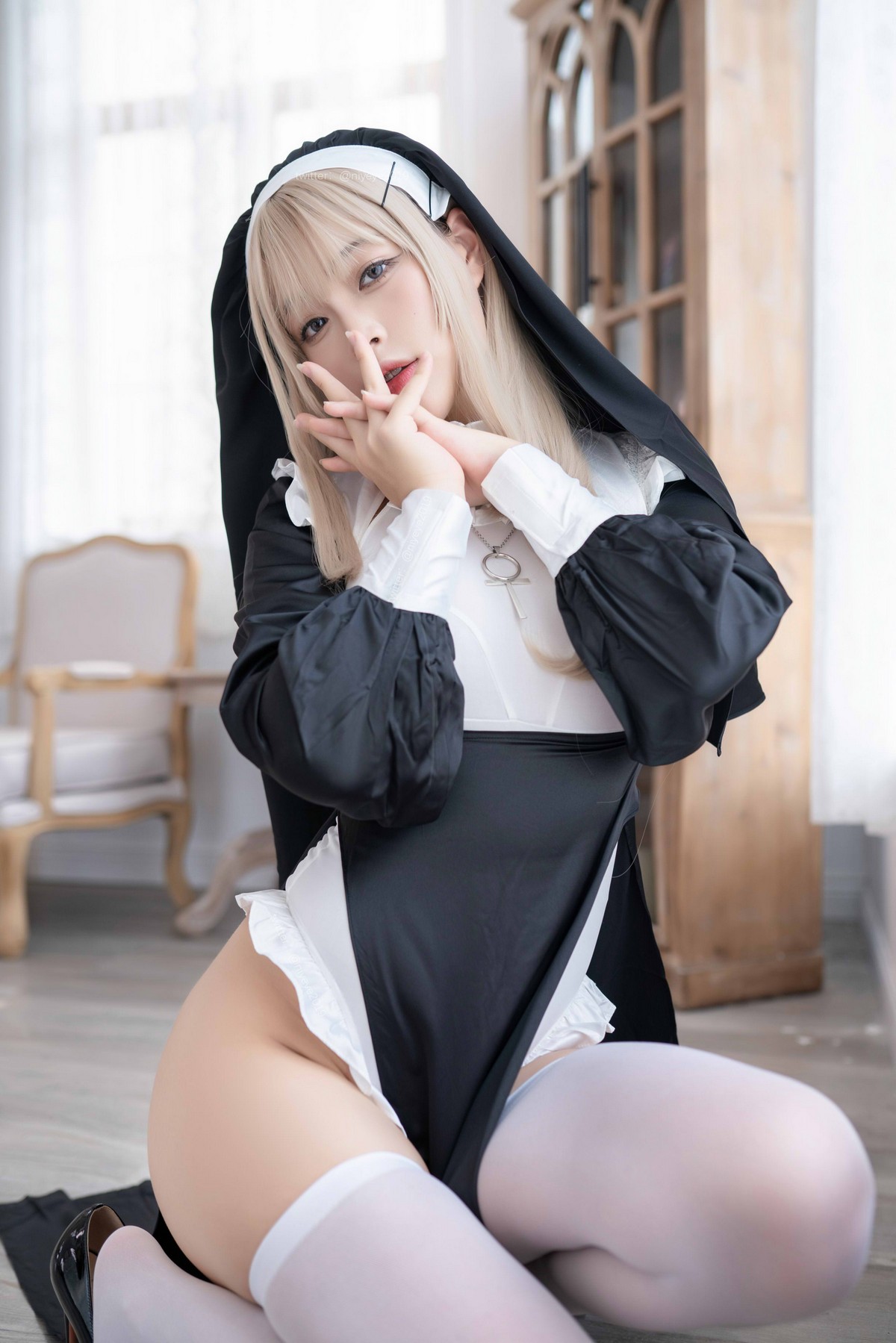 xgyw.top_萌系小姐姐白烨禁x欲修女主题性感黑白服饰配白丝袜秀翘臀美腿撩人诱惑写真78P