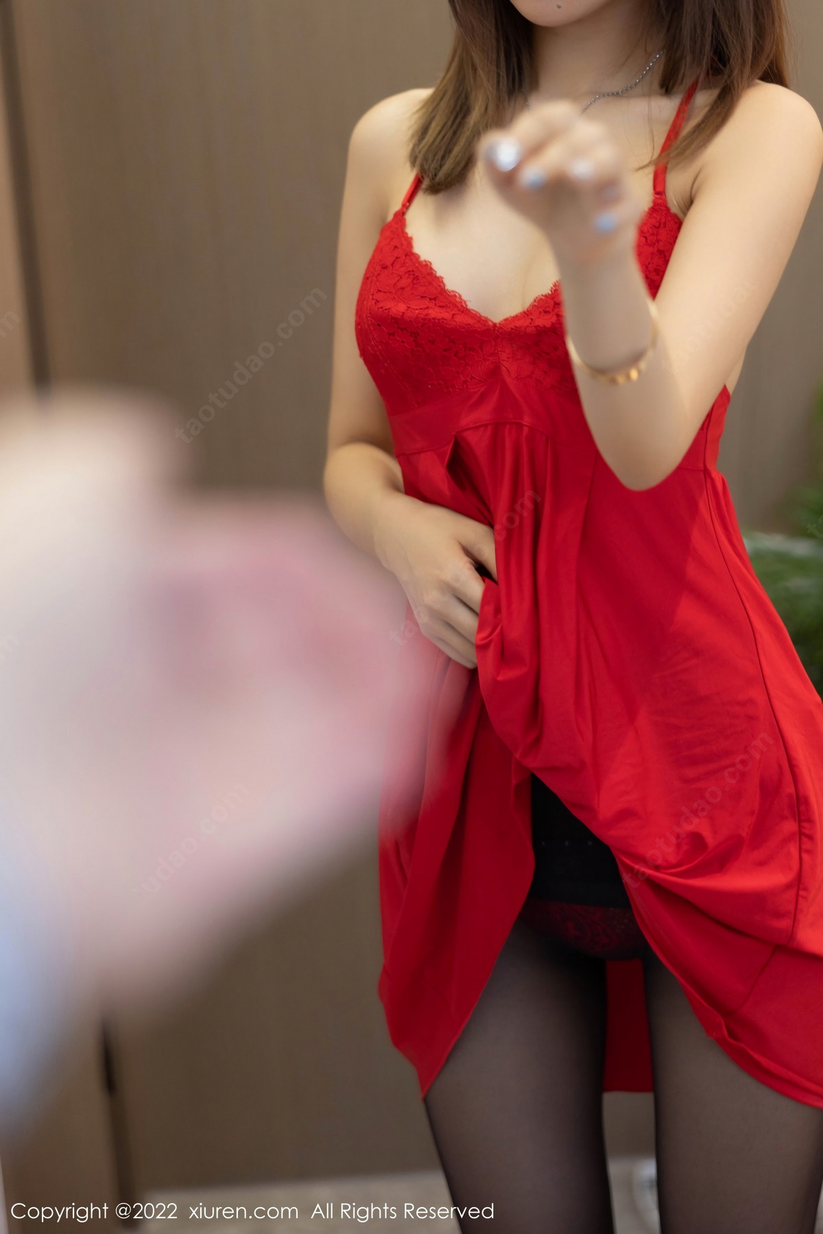 xgyw.top_XiuRen第5671期_女神绮里嘉ula心愿旅拍性感红色睡裙配超薄黑丝妩媚诱惑写真51P