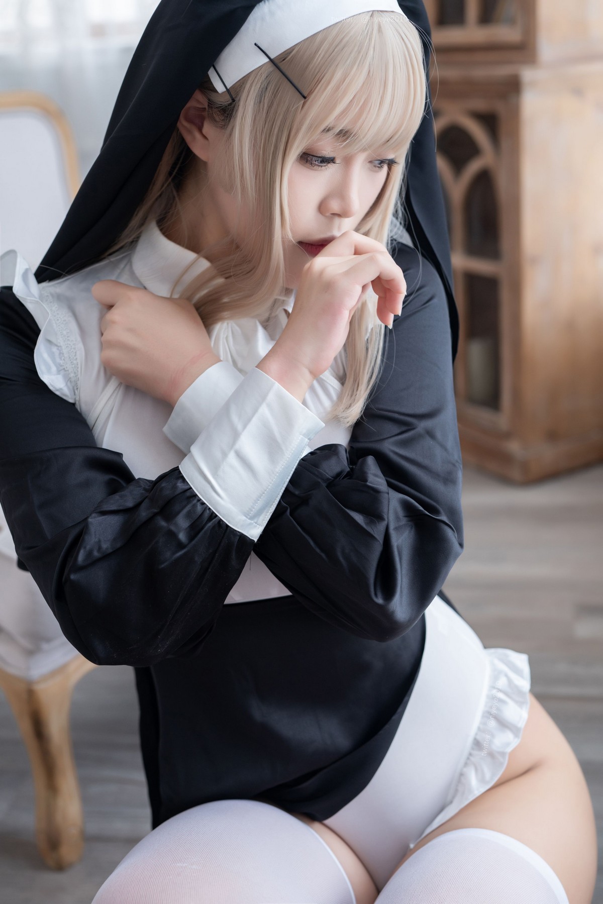 xgyw.top_萌系小姐姐白烨禁x欲修女主题性感黑白服饰配白丝袜秀翘臀美腿撩人诱惑写真78P