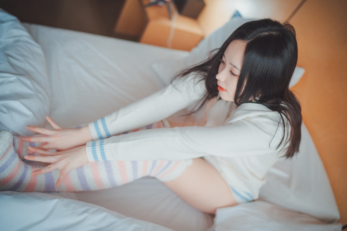 xgyw.top_[DJAWA]No.201_模特BamBi_Homebody Girl主题私房床上半脱秀完美身材诱惑写真50P