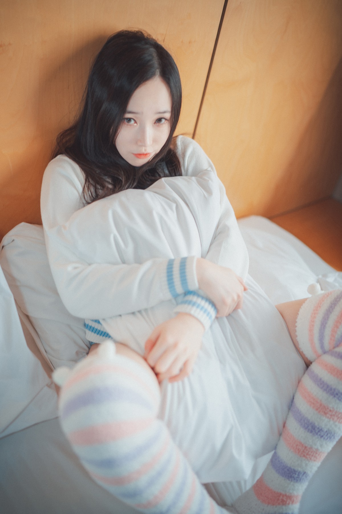 xgyw.top_[DJAWA]No.201_模特BamBi_Homebody Girl主题私房床上半脱秀完美身材诱惑写真50P