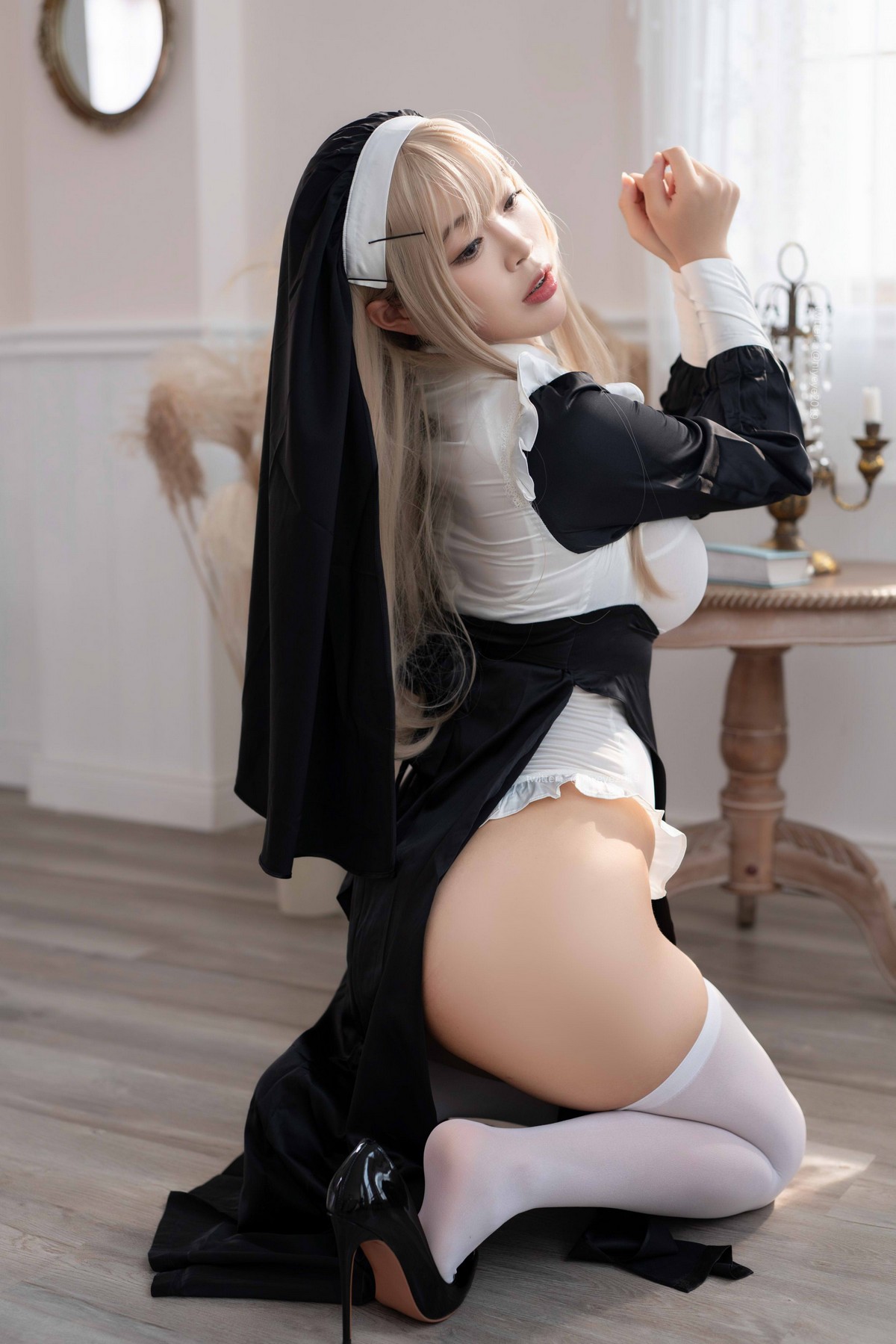xgyw.top_萌系小姐姐白烨禁x欲修女主题性感黑白服饰配白丝袜秀翘臀美腿撩人诱惑写真78P