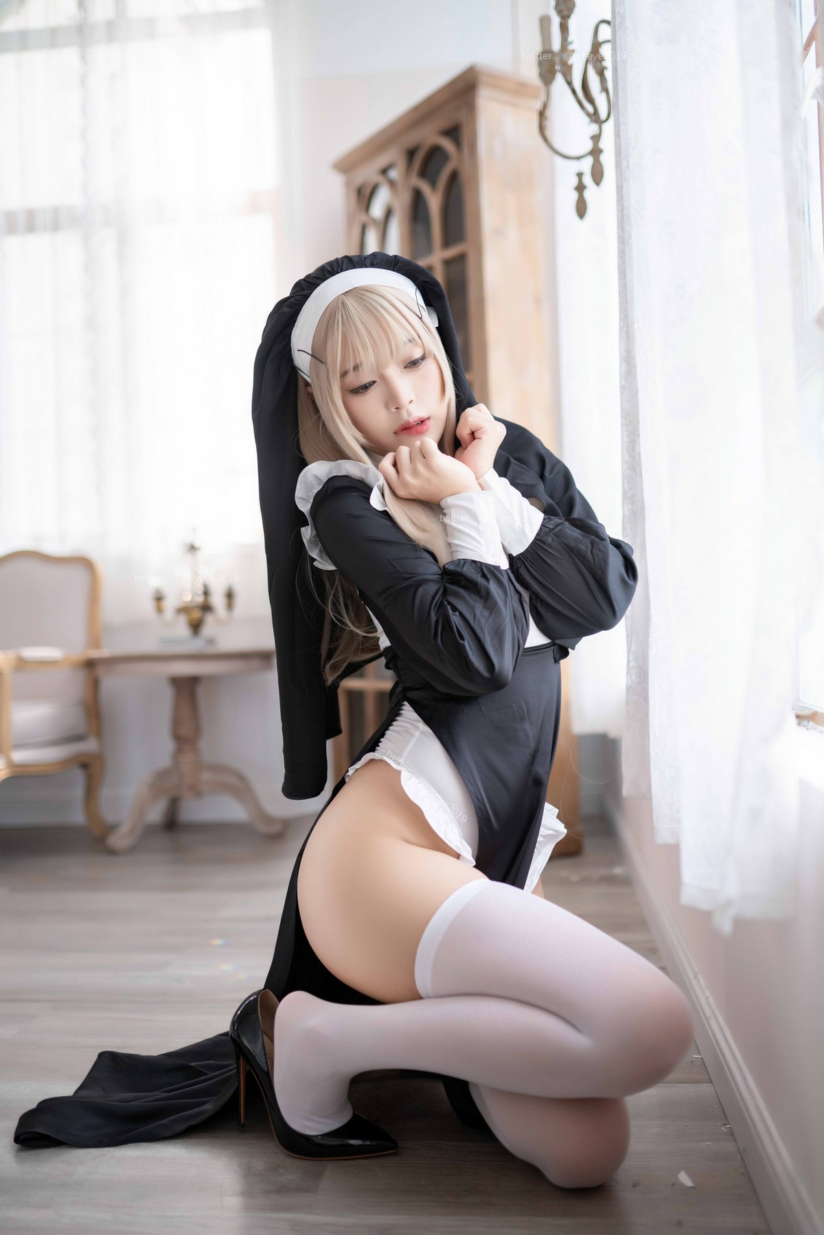 xgyw.top_萌系小姐姐白烨禁x欲修女主题性感黑白服饰配白丝袜秀翘臀美腿撩人诱惑写真78P