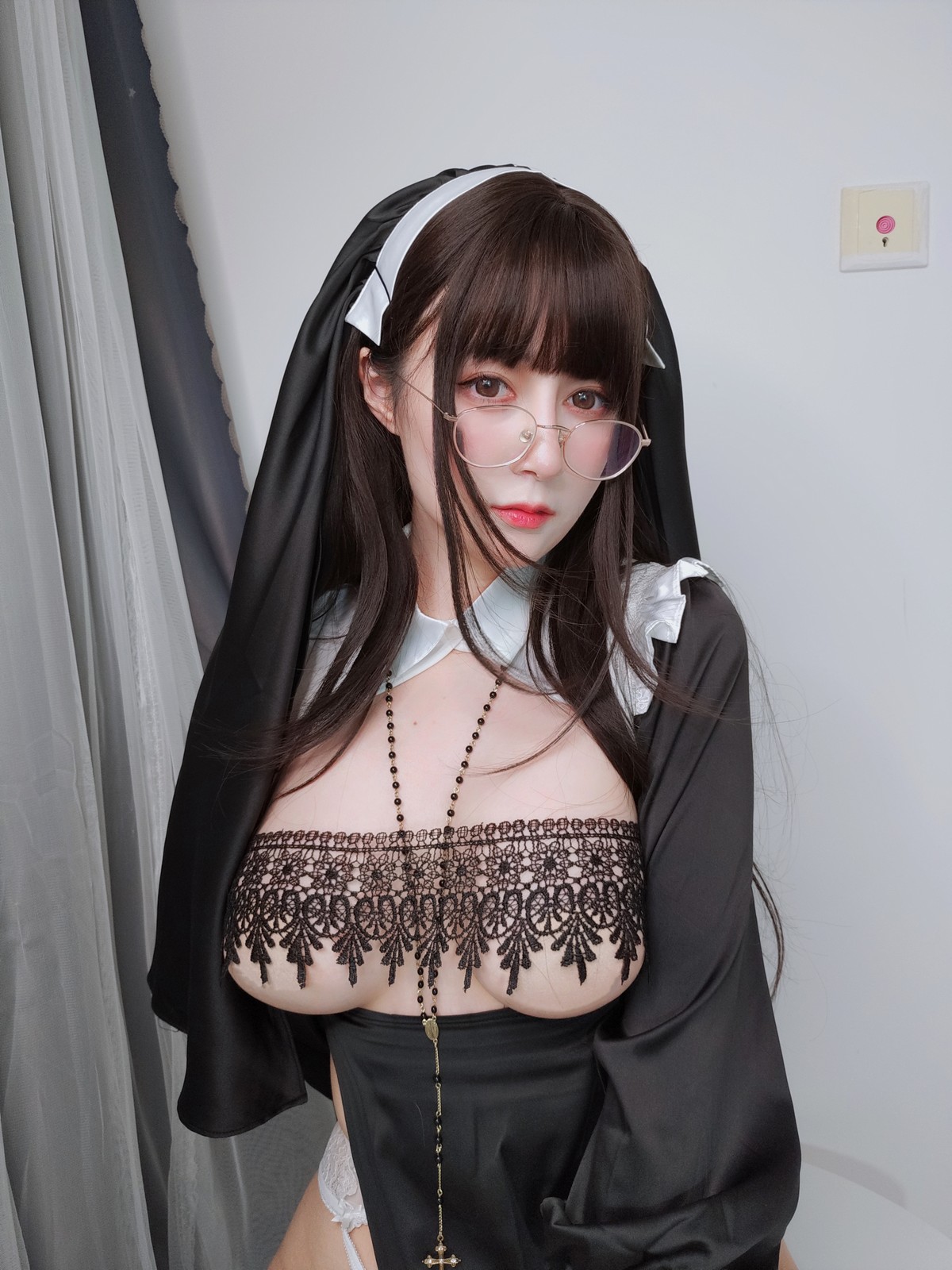 xgyw.top_Coser小姐姐白银修女主题黑白修女服配蕾丝吊袜半脱露豪乳血滴子遮点诱惑写真143P