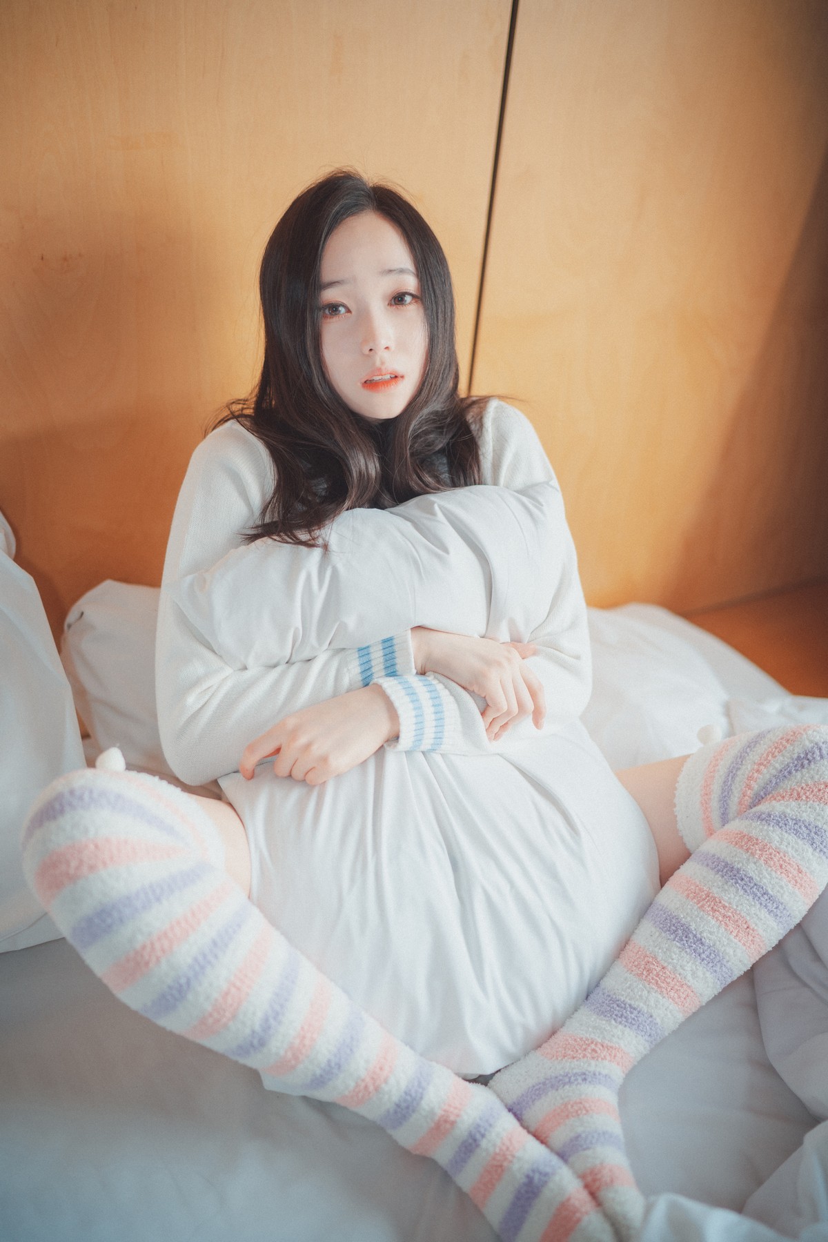 xgyw.top_[DJAWA]No.201_模特BamBi_Homebody Girl主题私房床上半脱秀完美身材诱惑写真50P
