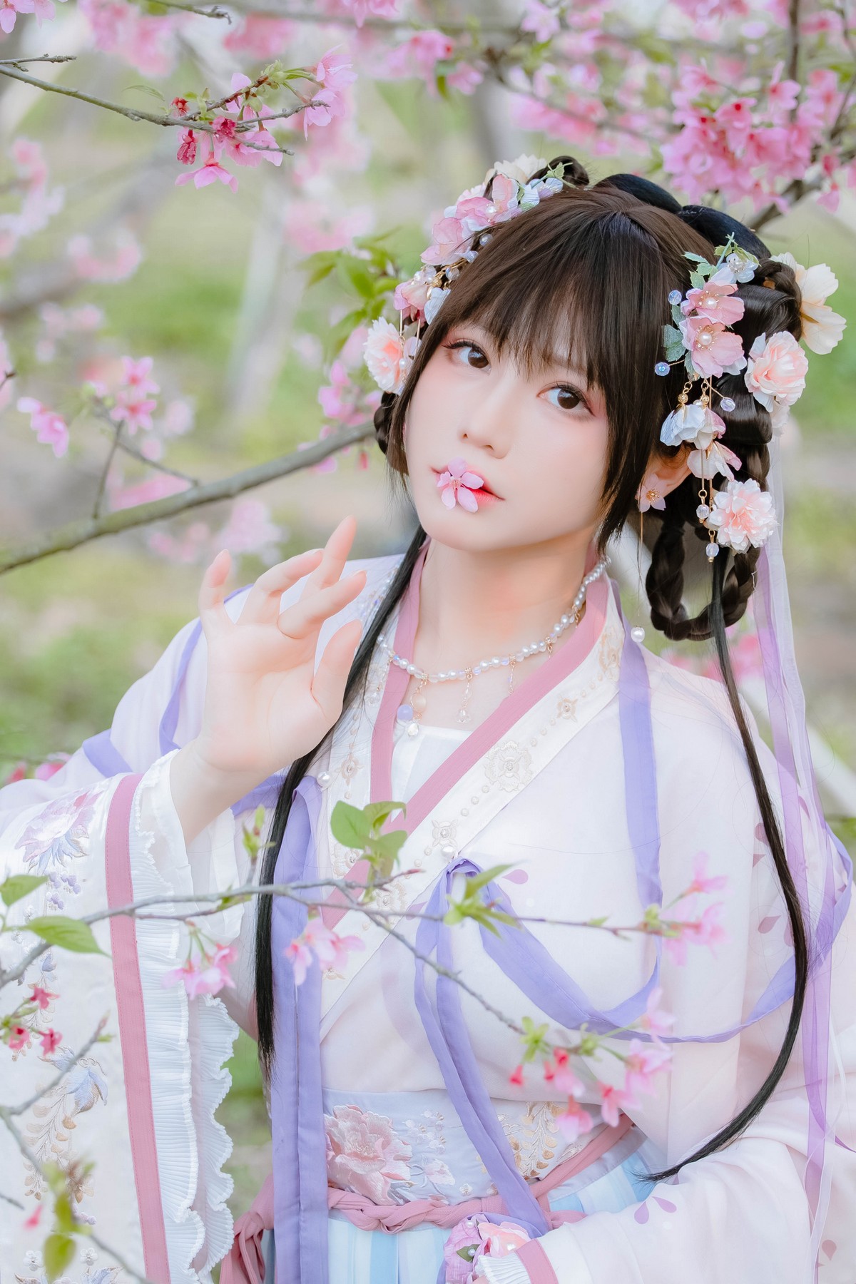 xgyw.top_网络美女Nyako喵子花神祈愿主题户外樱花树下性感古典服饰靓丽迷人写真52P