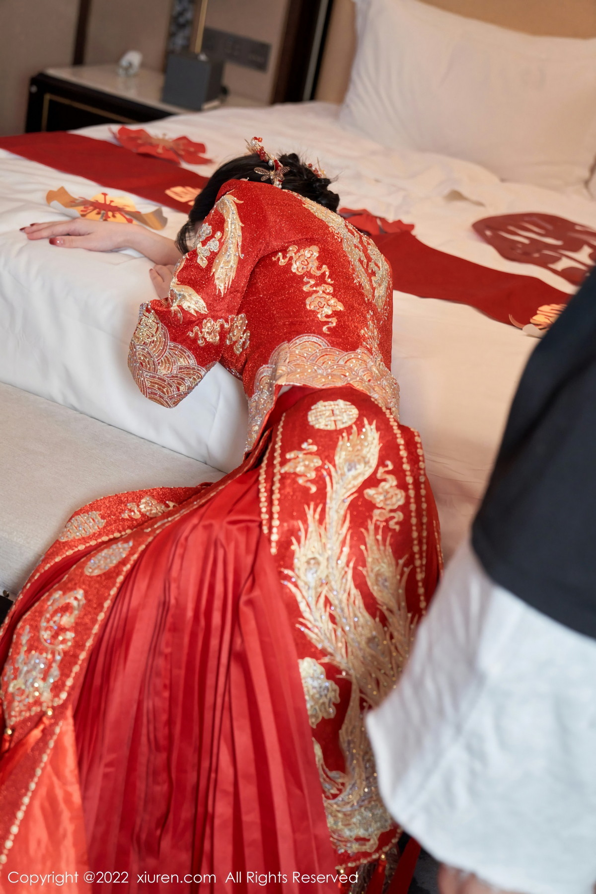 xgyw.top_XiuRen第5675期_女神周于希Sally私房脱新娘装露红色蕾丝内衣超薄肉丝诱惑写真80P
