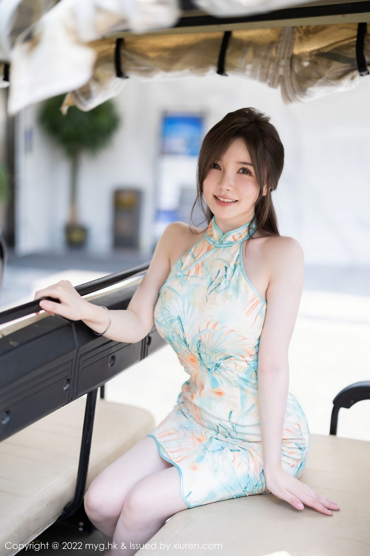 xgyw.top_[MyGirl美媛馆]Vol.640_模特糯美子MINIbabe心愿旅拍户外浅色旗袍秀完美身材诱惑写真67P