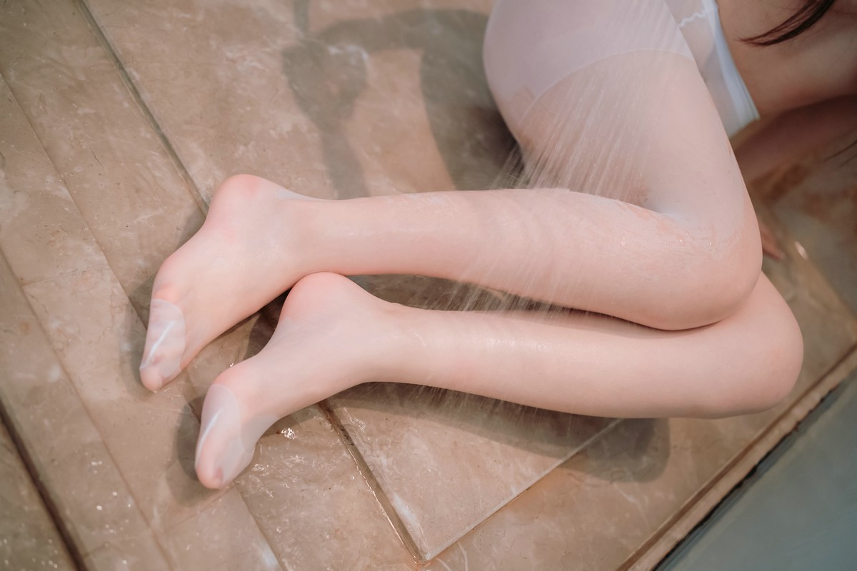 xgyw.top_网络美女Usejan小厨娘主题私房浴室性感真空服饰半露豪乳遮点湿身诱惑写真46P