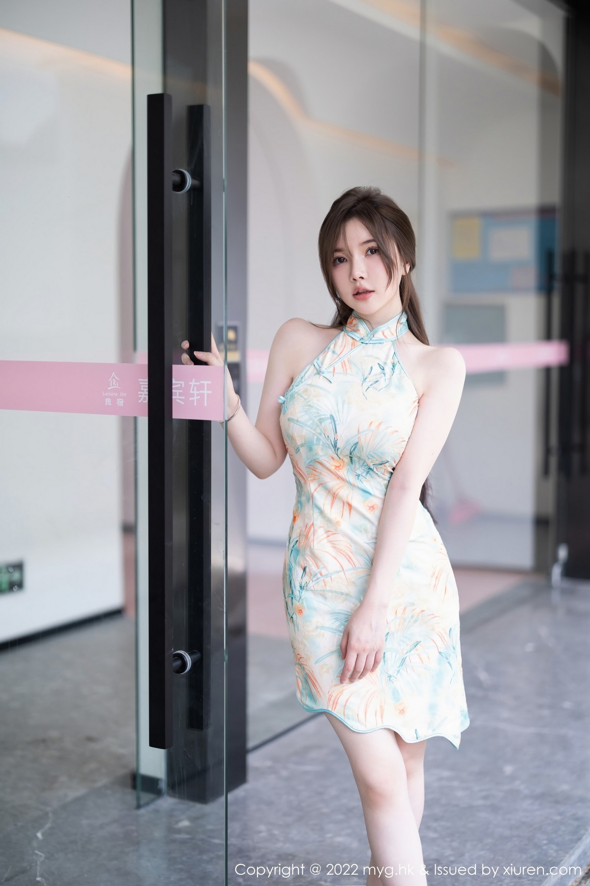 xgyw.top_[MyGirl美媛馆]Vol.640_模特糯美子MINIbabe心愿旅拍户外浅色旗袍秀完美身材诱惑写真67P