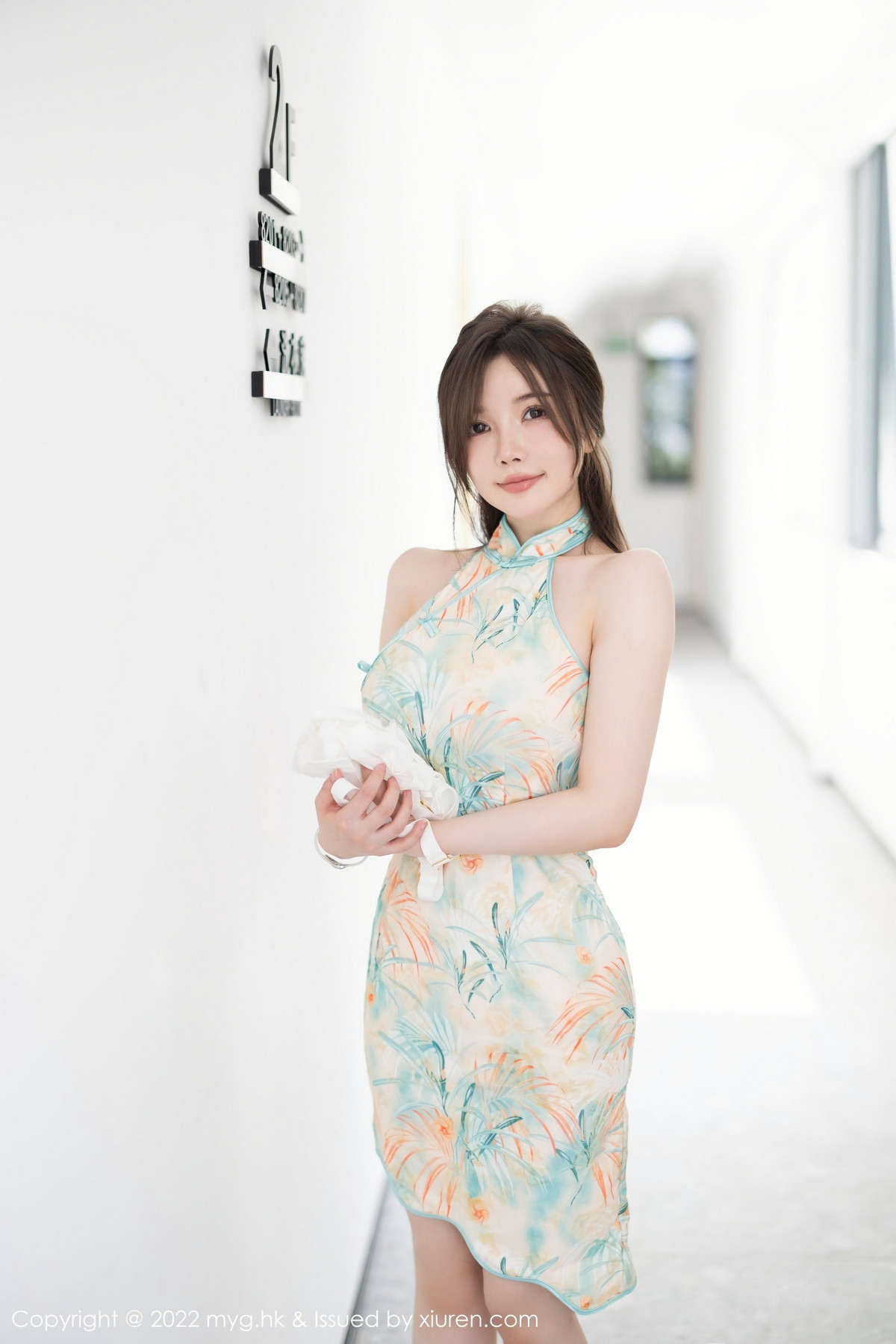 xgyw.top_[MyGirl美媛馆]Vol.640_模特糯美子MINIbabe心愿旅拍户外浅色旗袍秀完美身材诱惑写真67P
