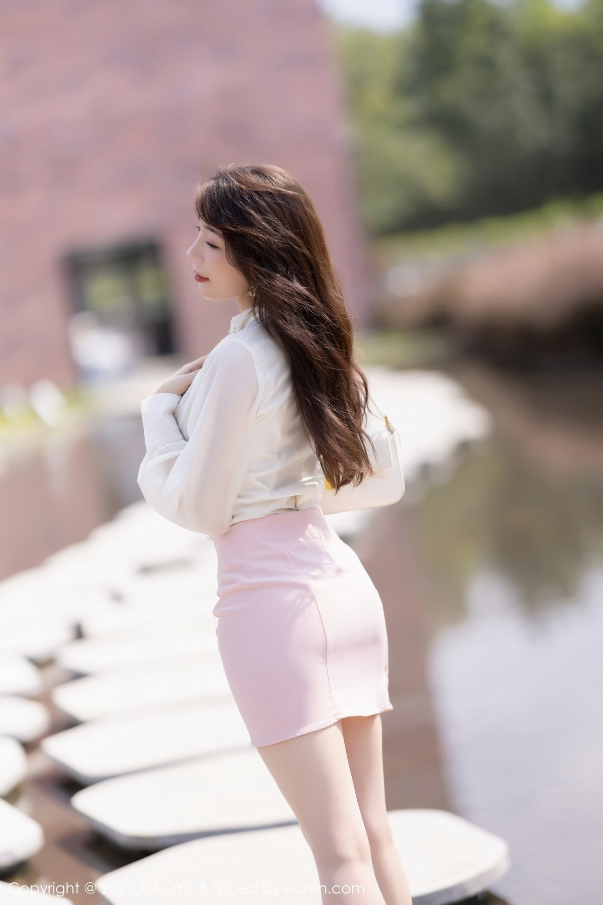 xgyw.top_[XiaoYu画语界]Vol.876_女神徐莉芝Booty白色上衣配粉短裙露粉色蕾丝内衣撩人诱惑写真85P
