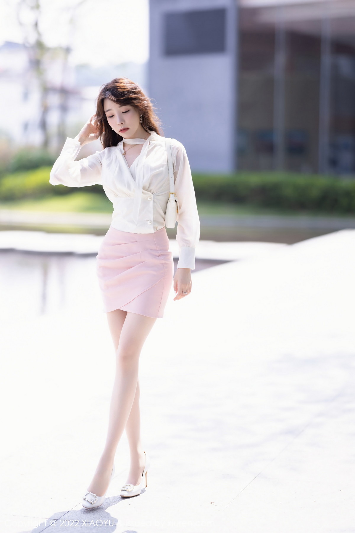 xgyw.top_[XiaoYu画语界]Vol.876_女神徐莉芝Booty白色上衣配粉短裙露粉色蕾丝内衣撩人诱惑写真85P