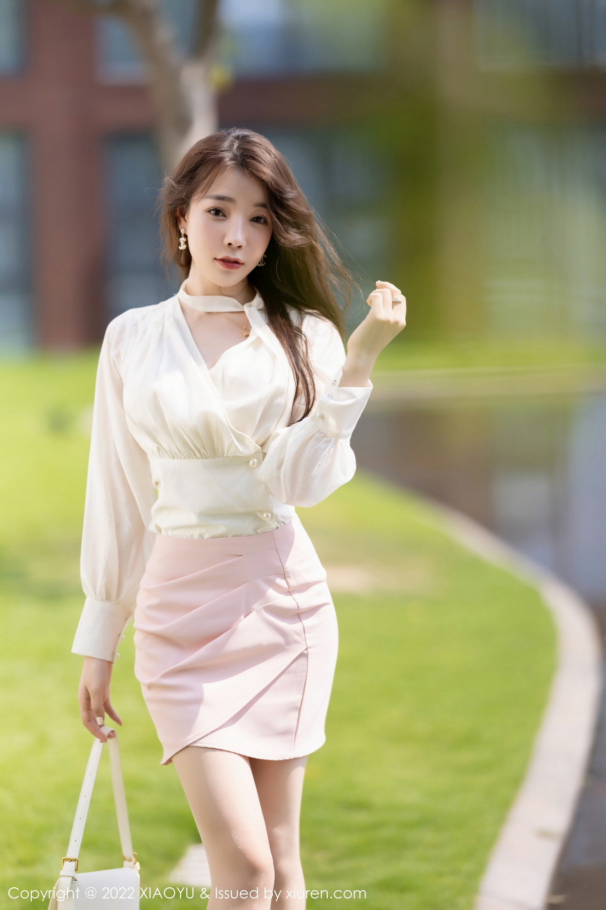 xgyw.top_[XiaoYu画语界]Vol.876_女神徐莉芝Booty白色上衣配粉短裙露粉色蕾丝内衣撩人诱惑写真85P