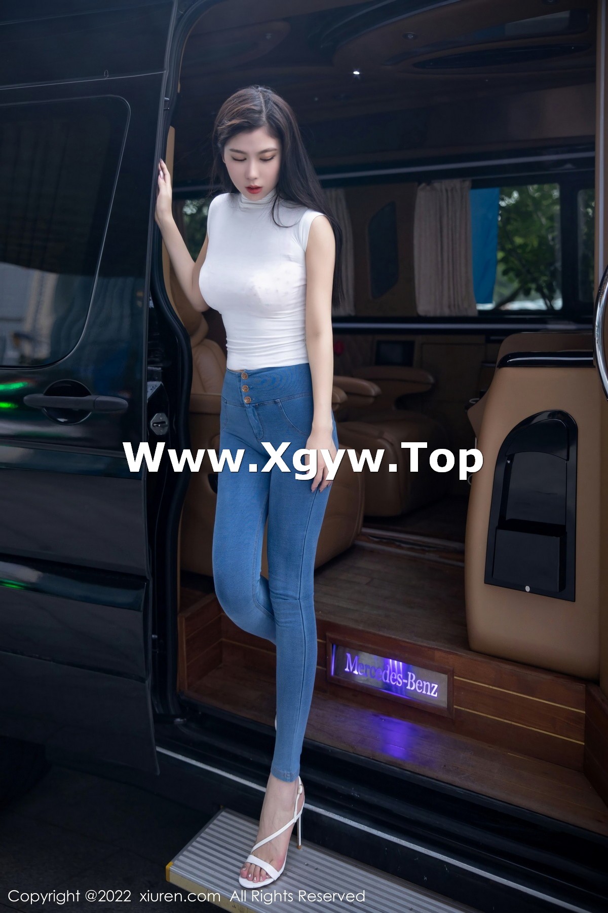 xgyw.top_XiuRen第5677期_模特李雅柔白色紧身上衣配蓝色牛仔裤露浅色内衣高挑迷人写真84P