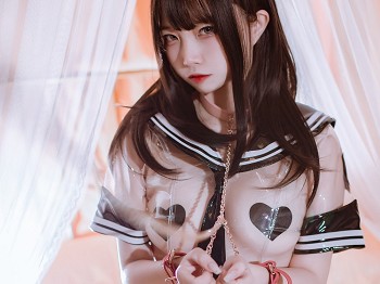 人气Coser二佐Nisa私人透明JK主题私人性感透明胶衣露傲人豪乳遮点骚扰写真40P
