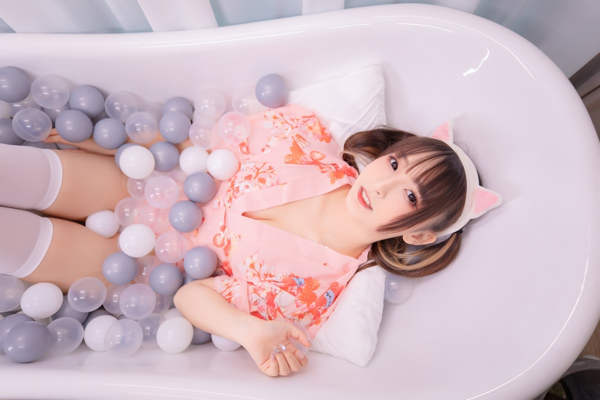 xgyw.top_萝莉美女神楽板真冬雪糕少女主题私房波波池性感粉色睡衣配白丝袜诱惑写真150P