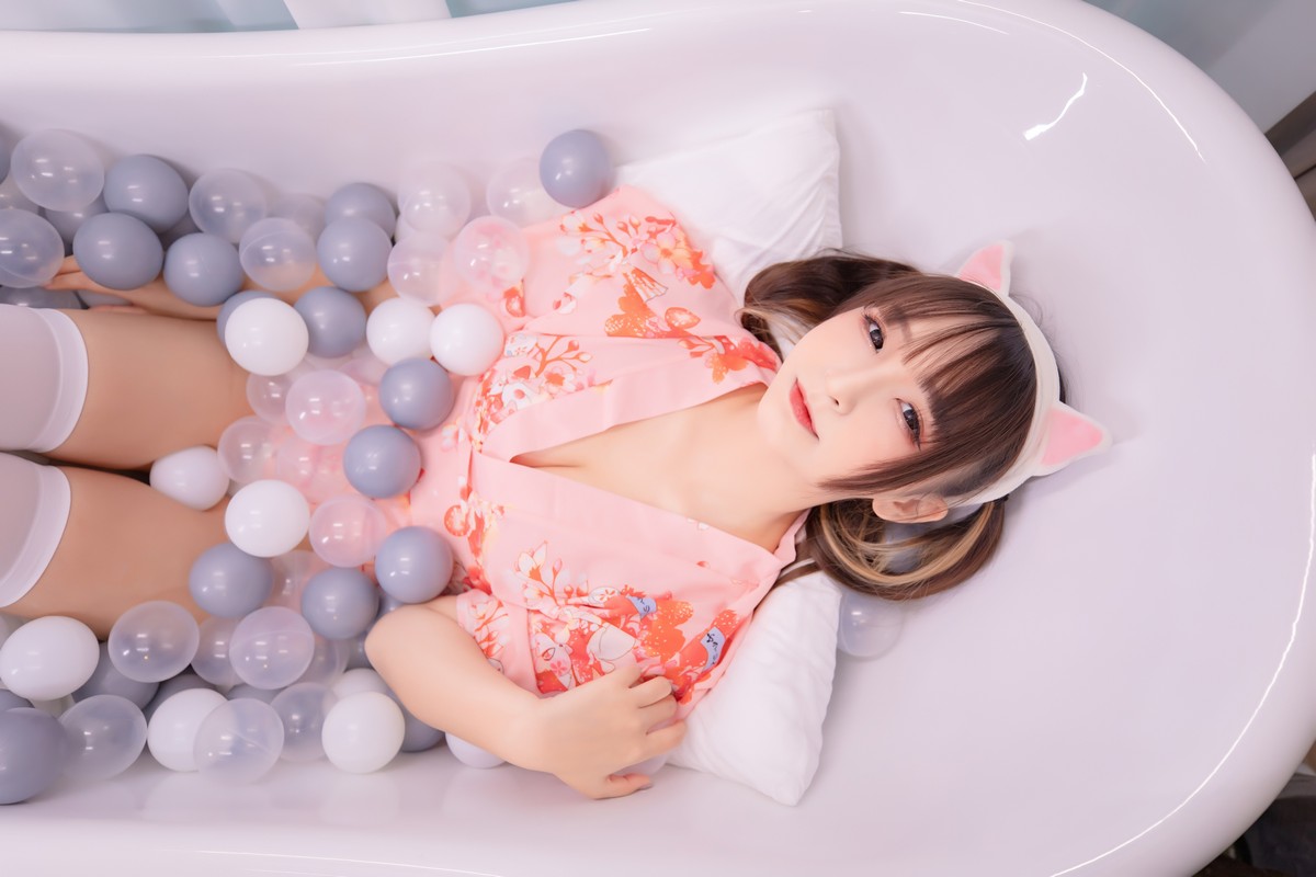 xgyw.top_萝莉美女神楽板真冬雪糕少女主题私房波波池性感粉色睡衣配白丝袜诱惑写真150P