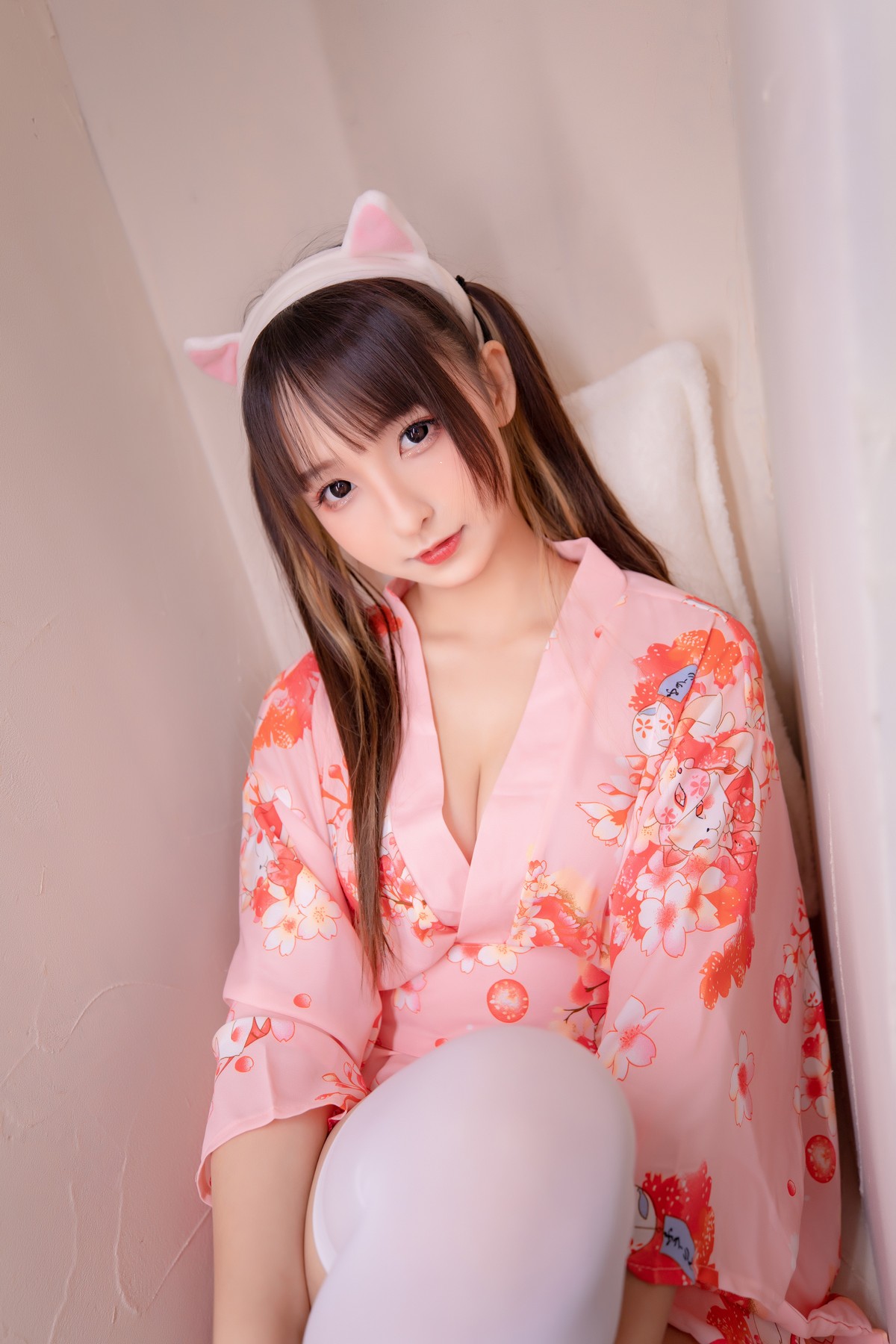 xgyw.top_萝莉美女神楽板真冬雪糕少女主题私房波波池性感粉色睡衣配白丝袜诱惑写真150P