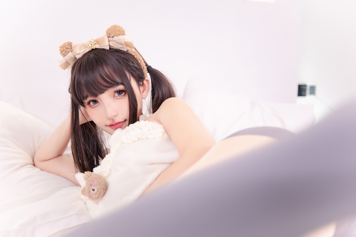 xgyw.top_萝莉美女神楽板真冬草莓胖次主题私房床上性感内衣配灰色丝袜秀美腿诱惑写真75P