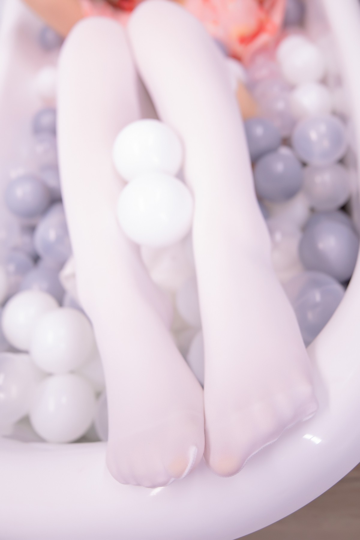 xgyw.top_萝莉美女神楽板真冬雪糕少女主题私房波波池性感粉色睡衣配白丝袜诱惑写真150P