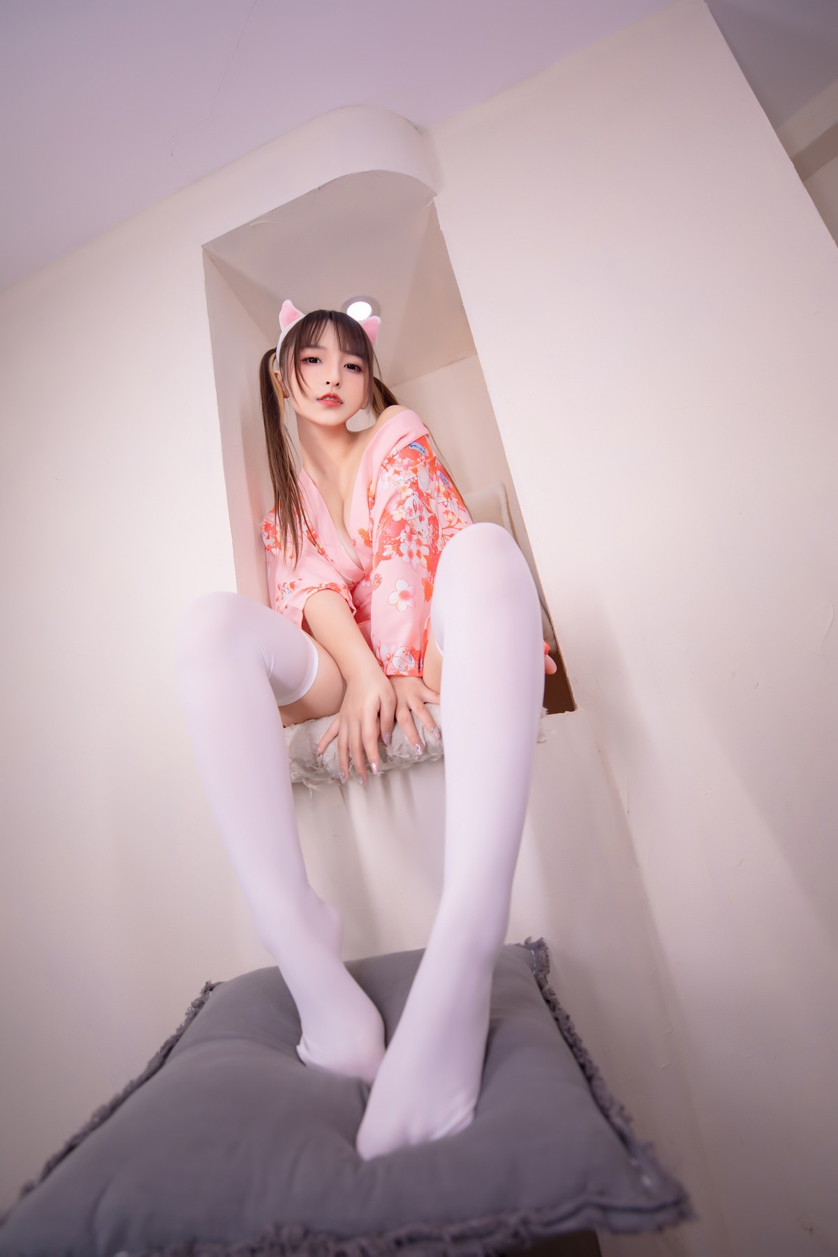 xgyw.top_萝莉美女神楽板真冬雪糕少女主题私房波波池性感粉色睡衣配白丝袜诱惑写真150P