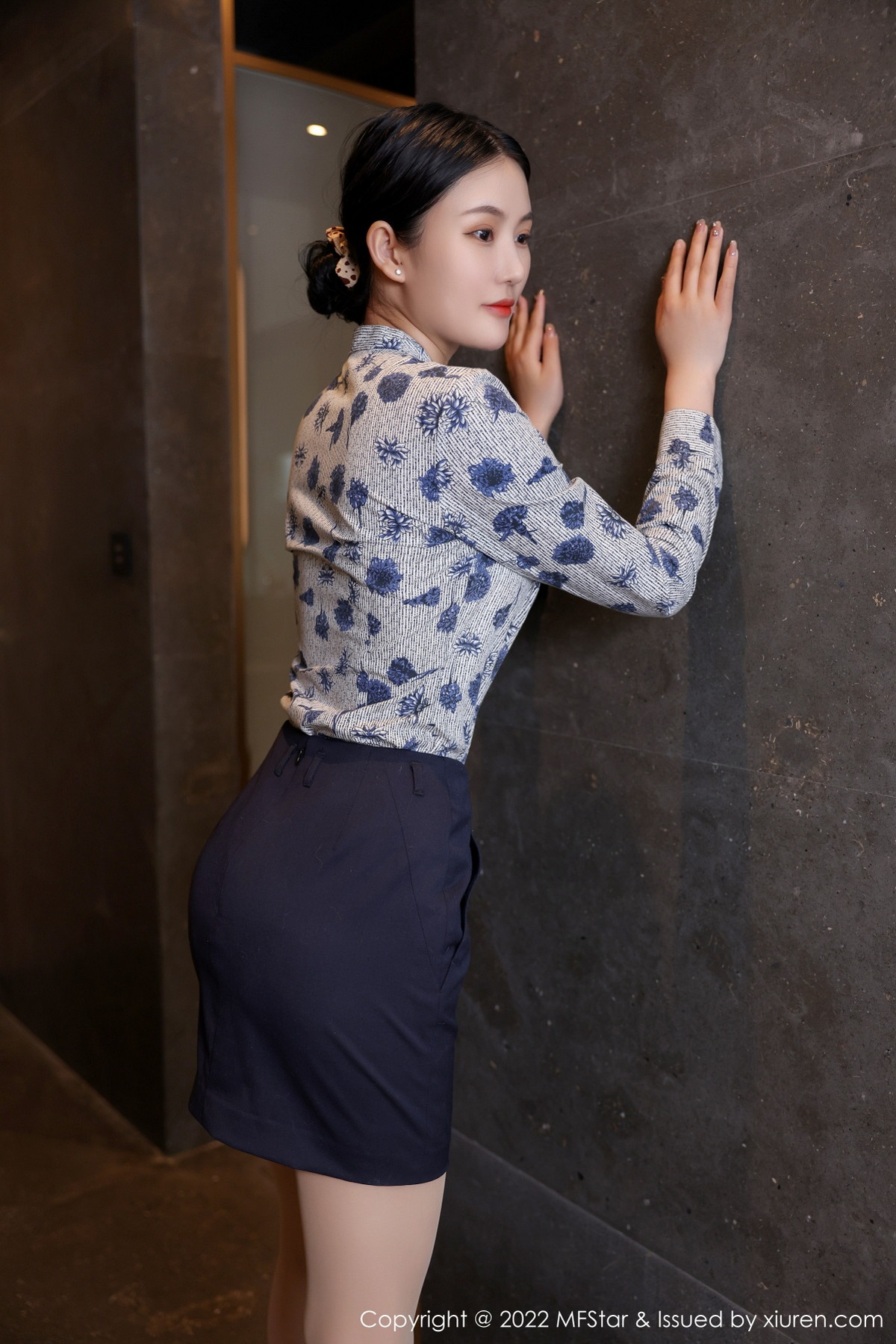 xgyw.top_[MFStar模范学院]Vol.569_新人模特Ai西西里性感空姐制服配黑短裙露超薄肉丝迷人诱惑写真43P