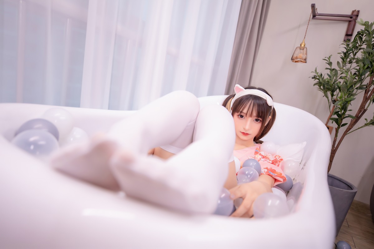 xgyw.top_萝莉美女神楽板真冬雪糕少女主题私房波波池性感粉色睡衣配白丝袜诱惑写真150P