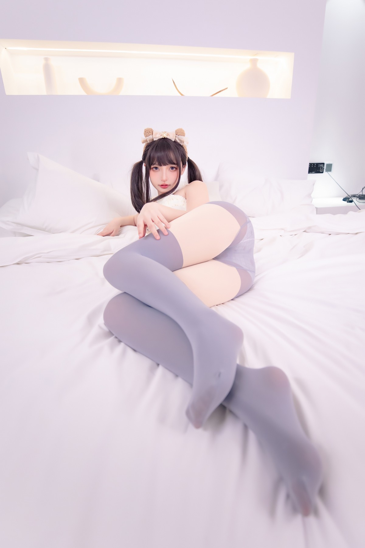xgyw.top_萝莉美女神楽板真冬草莓胖次主题私房床上性感内衣配灰色丝袜秀美腿诱惑写真75P