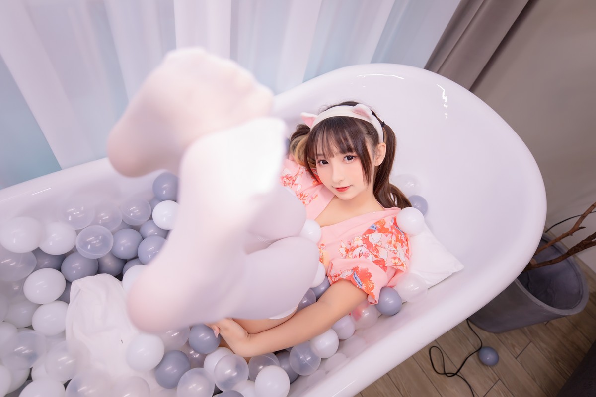 xgyw.top_萝莉美女神楽板真冬雪糕少女主题私房波波池性感粉色睡衣配白丝袜诱惑写真150P