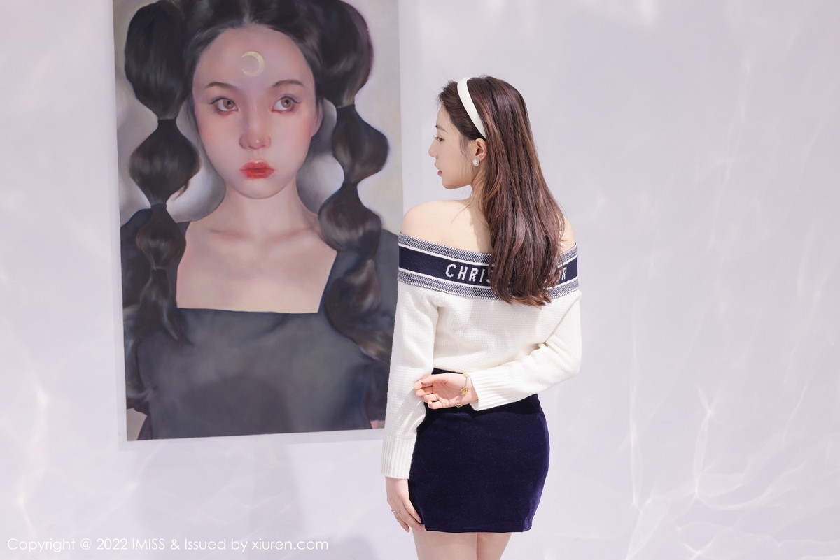 xgyw.top_[IMISS爱蜜社]Vol.704_气质女神Lynn刘奕宁艺术工作室低胸服饰配黑短裙性感迷人写真22P