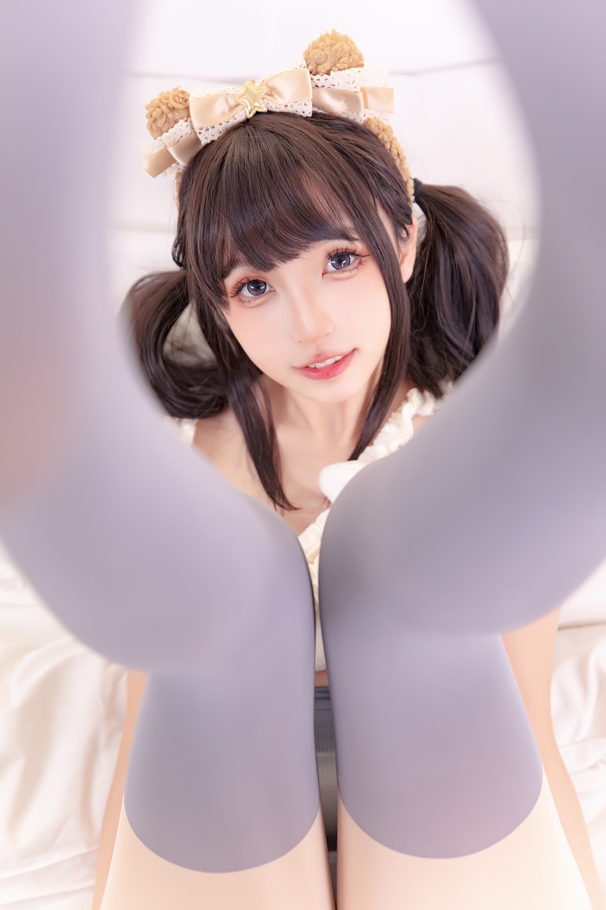 xgyw.top_萝莉美女神楽板真冬草莓胖次主题私房床上性感内衣配灰色丝袜秀美腿诱惑写真75P