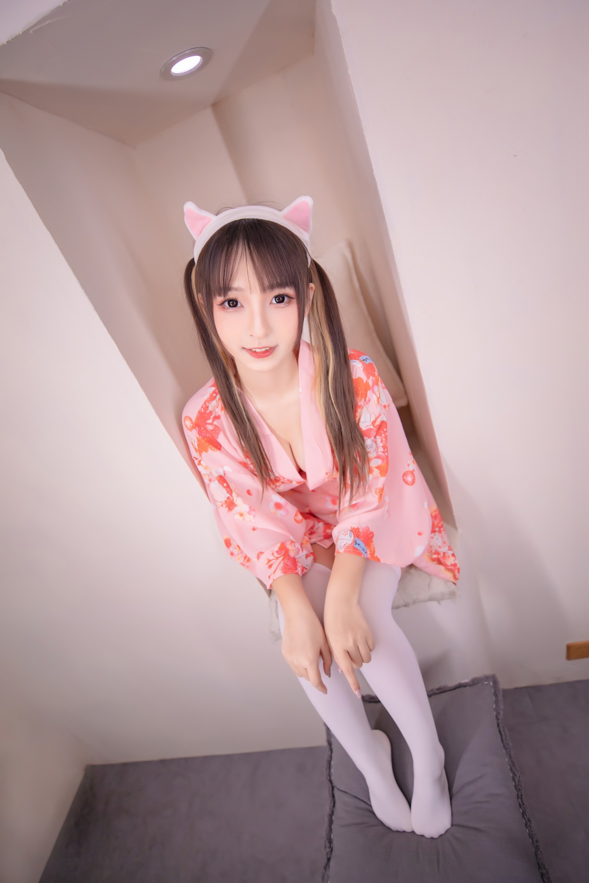 xgyw.top_萝莉美女神楽板真冬雪糕少女主题私房波波池性感粉色睡衣配白丝袜诱惑写真150P