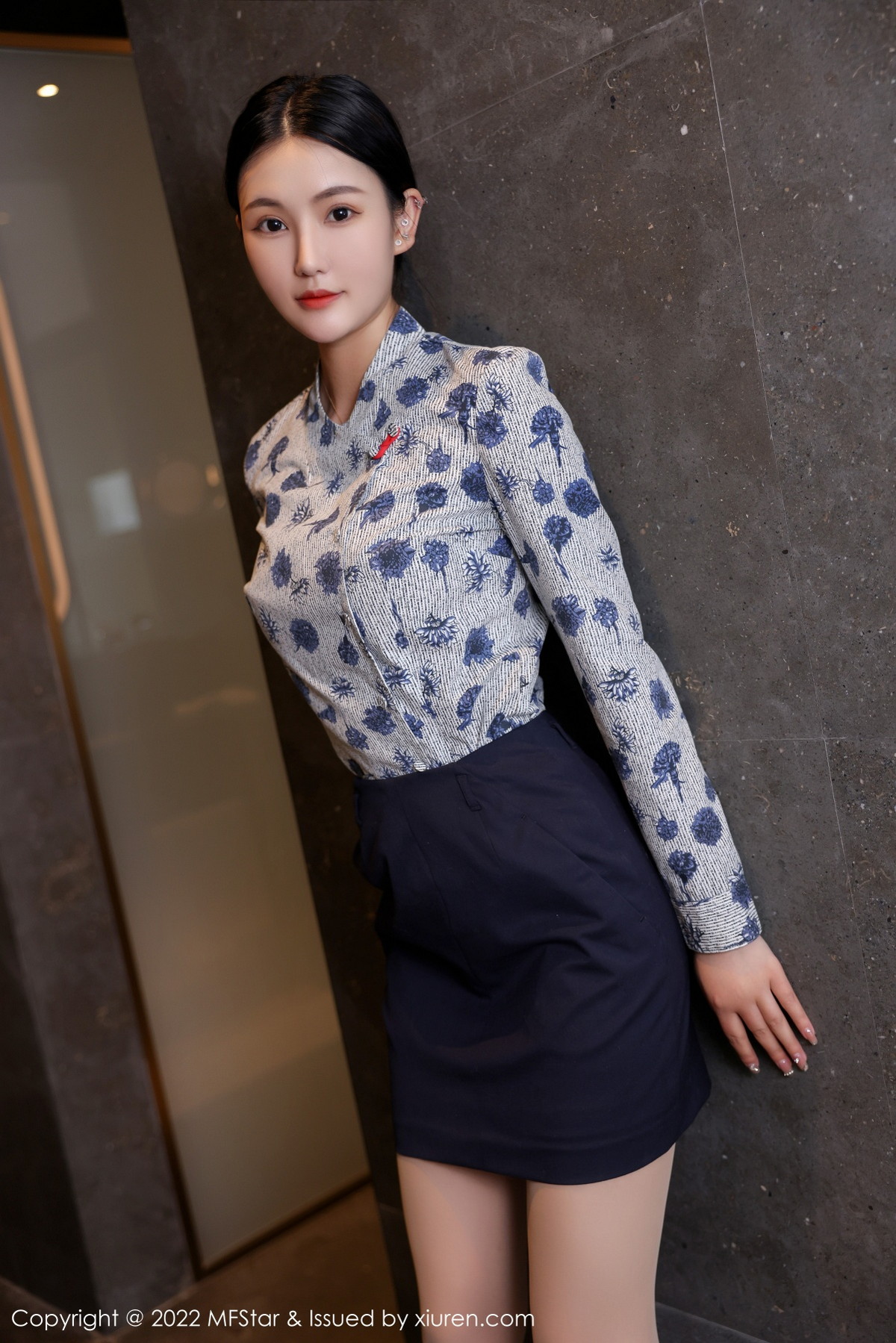 xgyw.top_[MFStar模范学院]Vol.569_新人模特Ai西西里性感空姐制服配黑短裙露超薄肉丝迷人诱惑写真43P