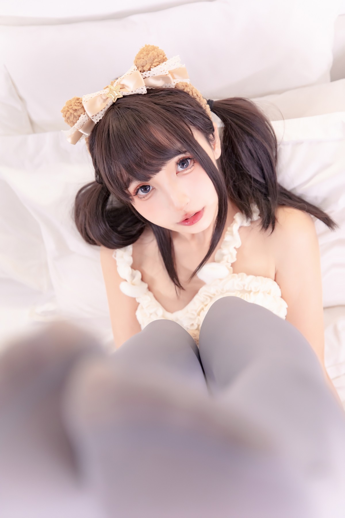 xgyw.top_萝莉美女神楽板真冬草莓胖次主题私房床上性感内衣配灰色丝袜秀美腿诱惑写真75P