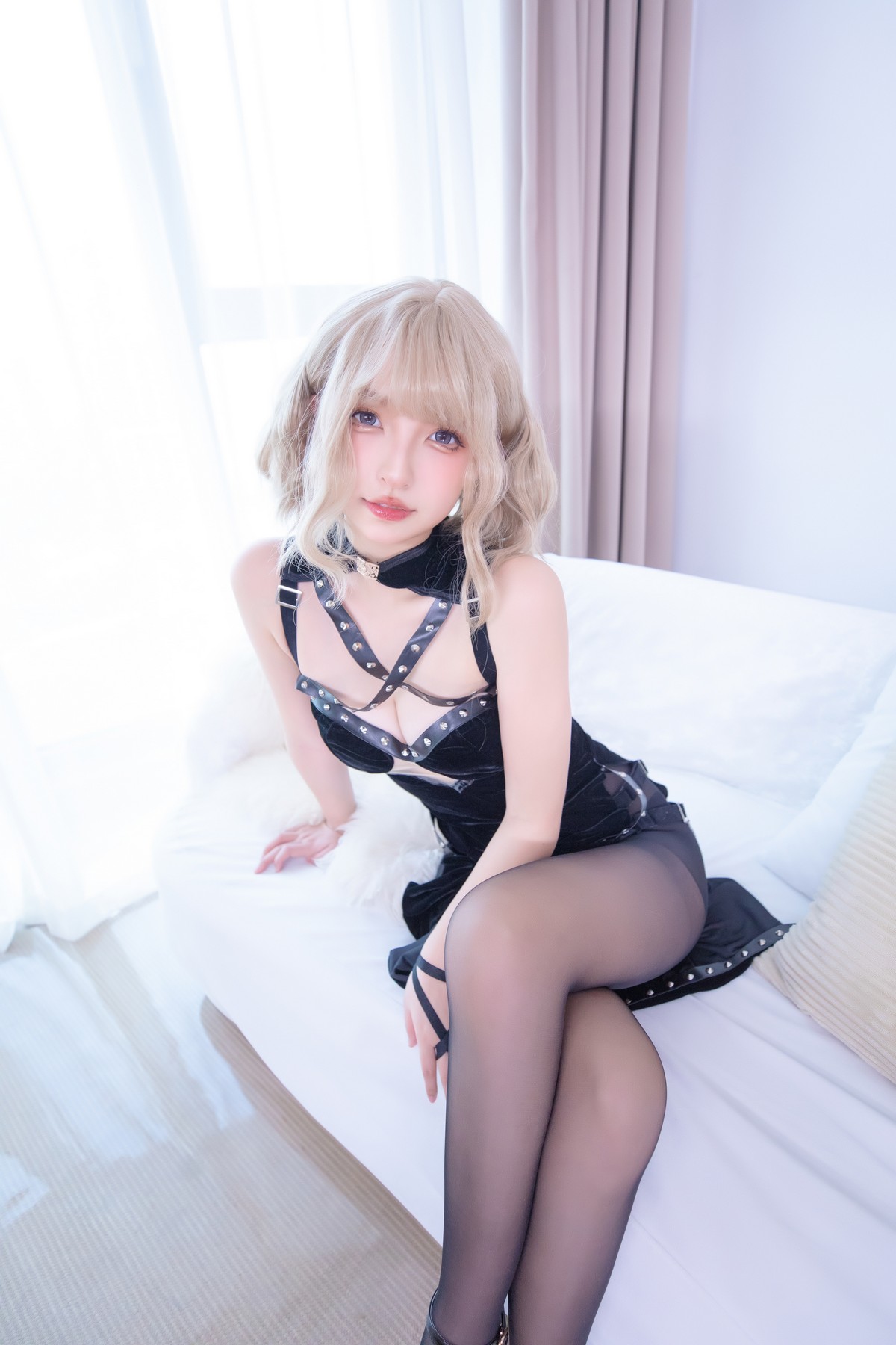 xgyw.top_萝莉美女神楽板真冬黑丝旗袍主题私房性感黑色旗袍露超薄黑丝秀翘臀美腿诱惑写真75P