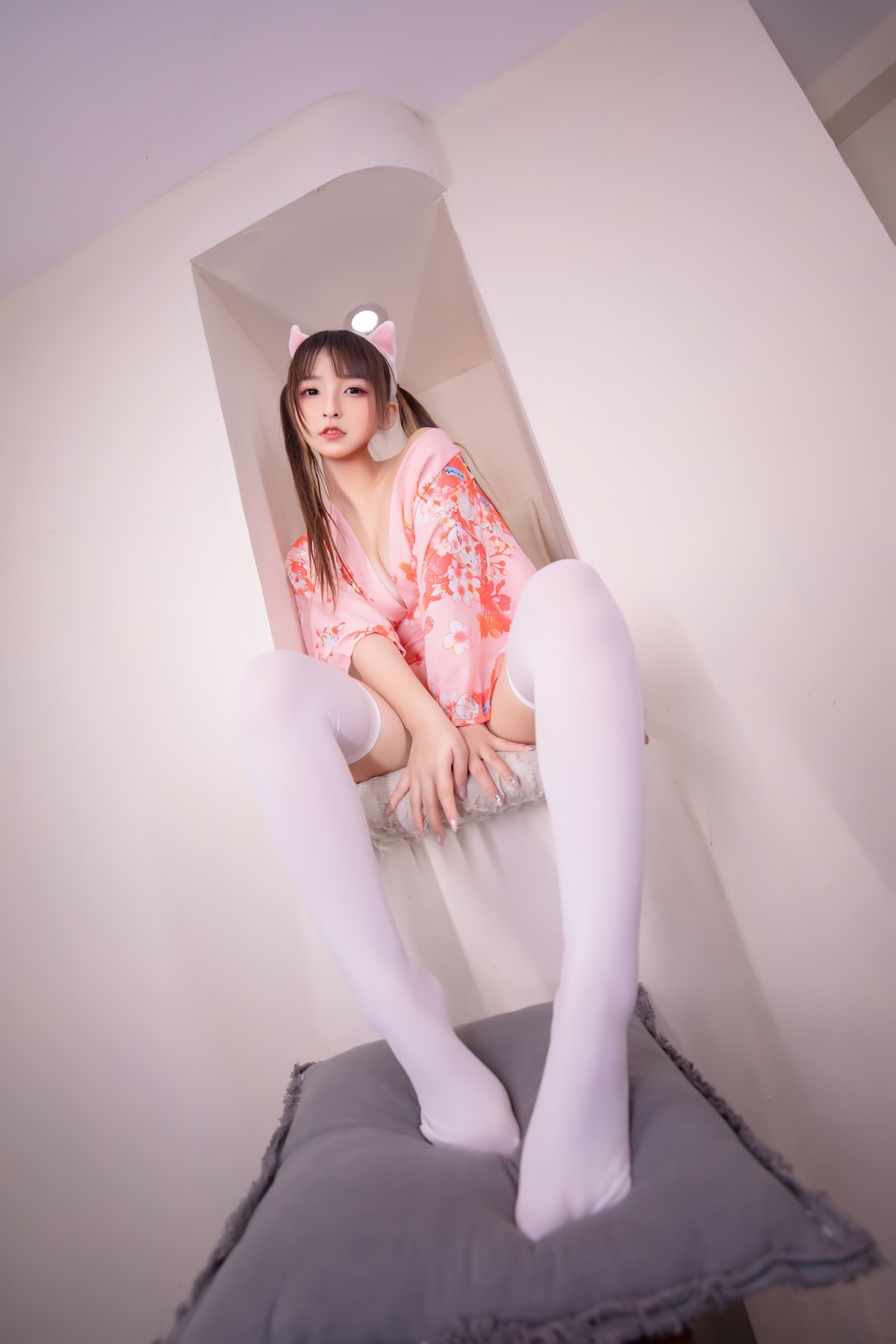 xgyw.top_萝莉美女神楽板真冬雪糕少女主题私房波波池性感粉色睡衣配白丝袜诱惑写真150P