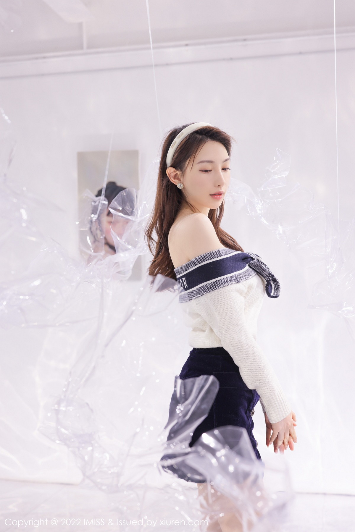 xgyw.top_[IMISS爱蜜社]Vol.704_气质女神Lynn刘奕宁艺术工作室低胸服饰配黑短裙性感迷人写真22P