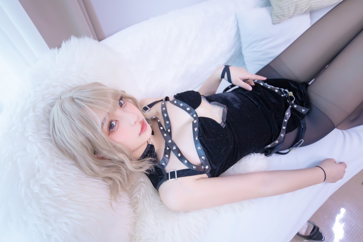 xgyw.top_萝莉美女神楽板真冬黑丝旗袍主题私房性感黑色旗袍露超薄黑丝秀翘臀美腿诱惑写真75P