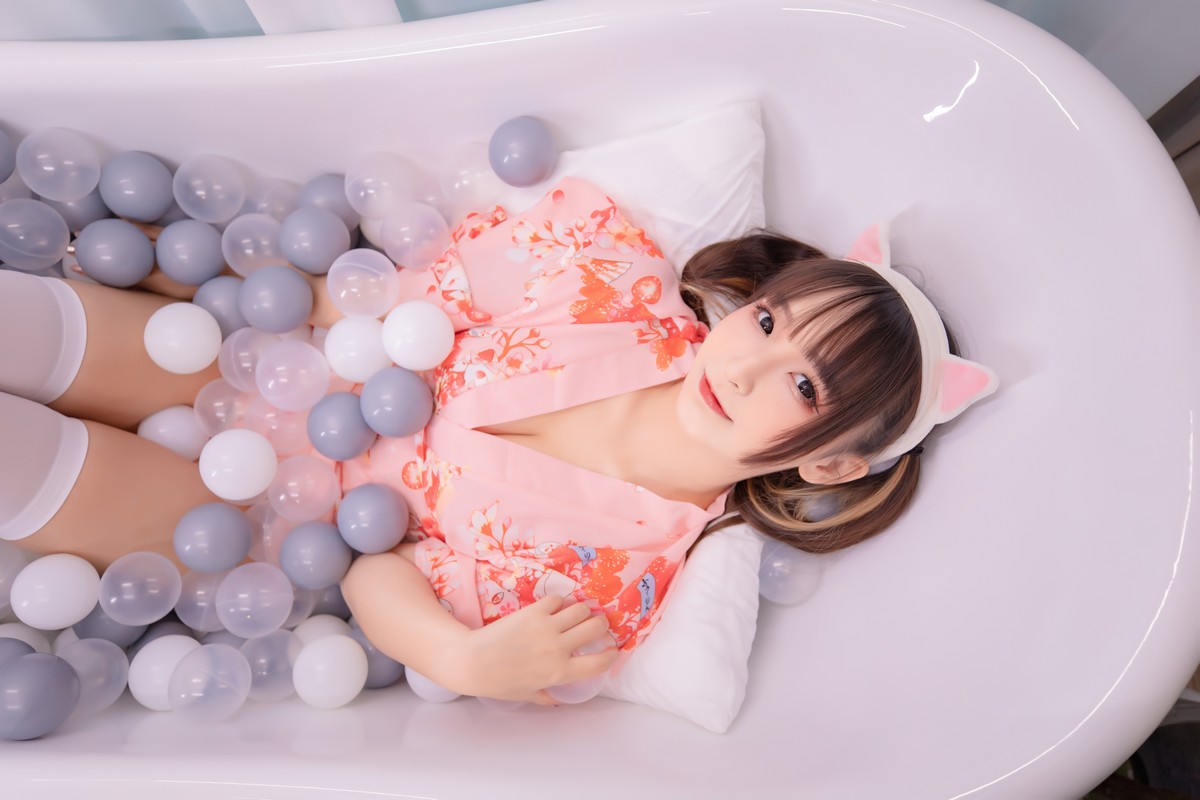 xgyw.top_萝莉美女神楽板真冬雪糕少女主题私房波波池性感粉色睡衣配白丝袜诱惑写真150P