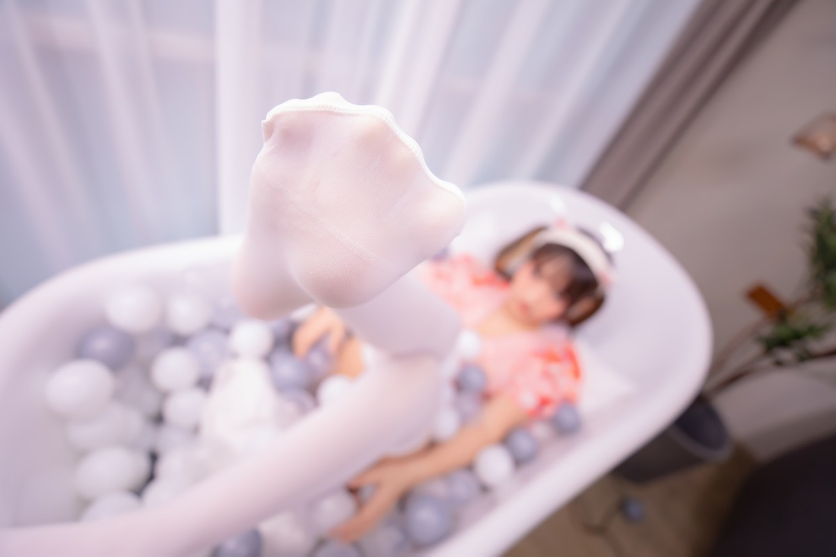 xgyw.top_萝莉美女神楽板真冬雪糕少女主题私房波波池性感粉色睡衣配白丝袜诱惑写真150P