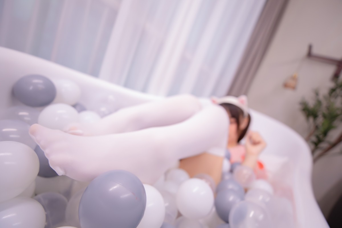 xgyw.top_萝莉美女神楽板真冬雪糕少女主题私房波波池性感粉色睡衣配白丝袜诱惑写真150P
