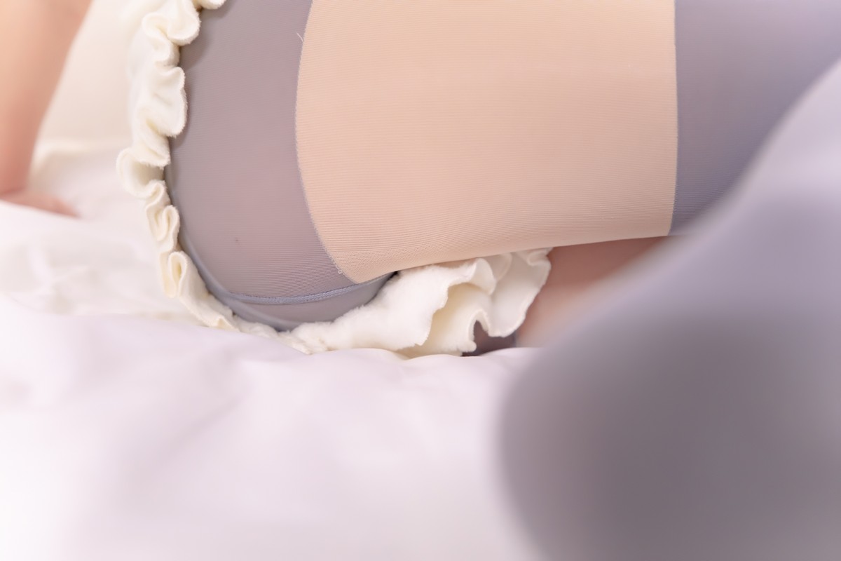 xgyw.top_萝莉美女神楽板真冬草莓胖次主题私房床上性感内衣配灰色丝袜秀美腿诱惑写真75P