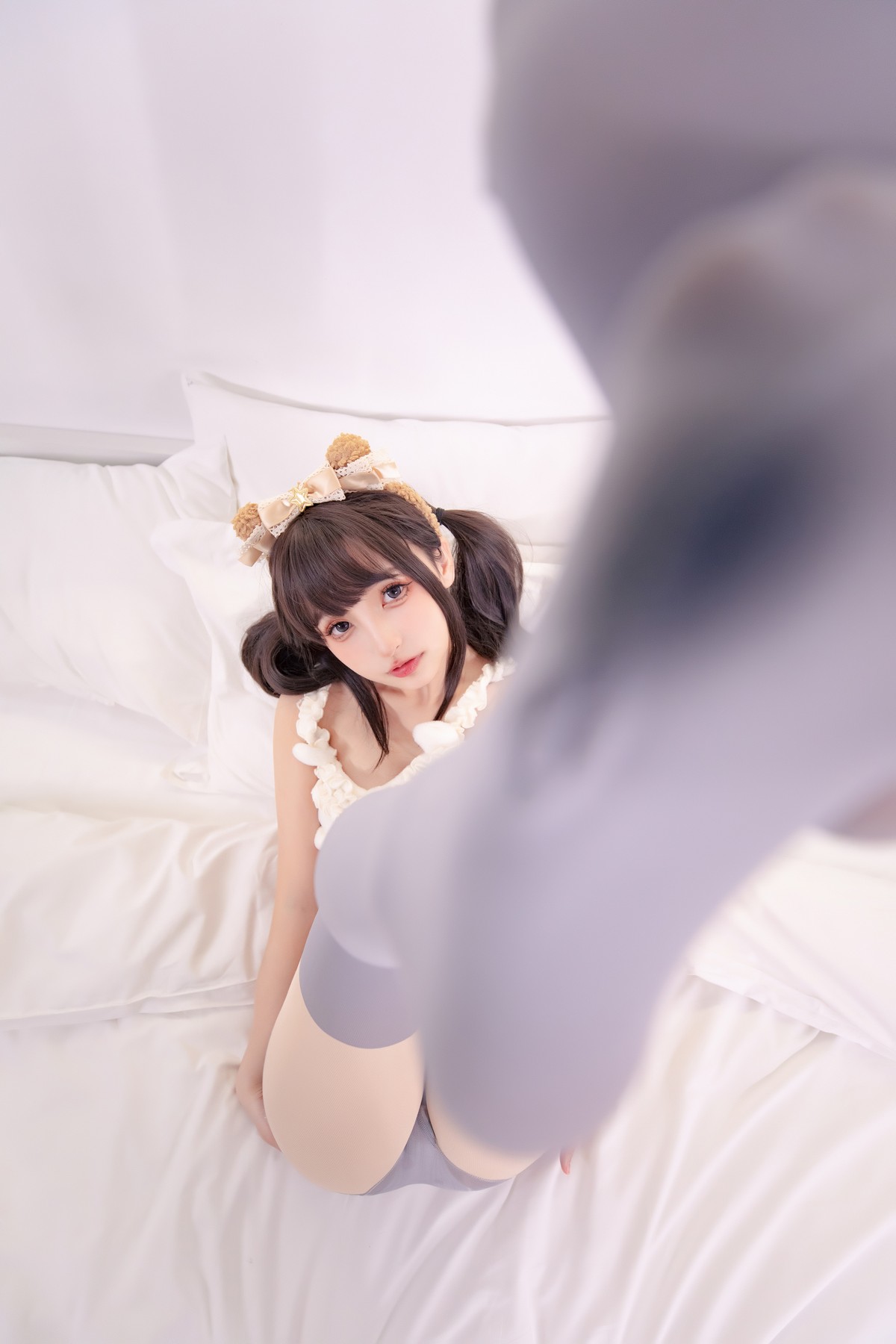 xgyw.top_萝莉美女神楽板真冬草莓胖次主题私房床上性感内衣配灰色丝袜秀美腿诱惑写真75P