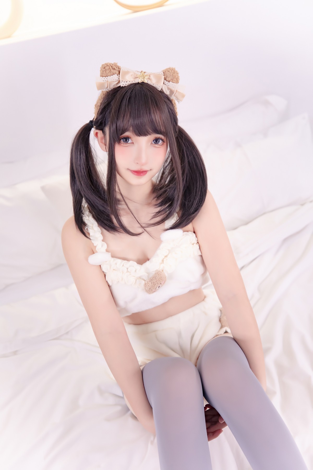 xgyw.top_萝莉美女神楽板真冬草莓胖次主题私房床上性感内衣配灰色丝袜秀美腿诱惑写真75P